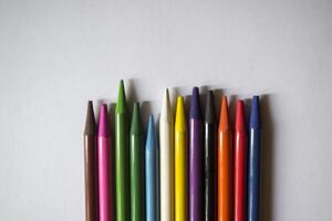 mehrfarbig Bleistifte auf Weiß Hintergrund. ein Palette von Bleistifte auf ein Tisch, schließen hoch. foto