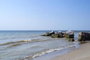 Seelandschaft von Azov Meer. Nein einer auf das Strand. schön Küste. foto