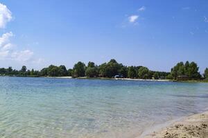 schön Blau See. Sommer- Landschaft. das Schönheit von Natur. foto