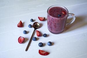 das Obst Smoothie im ein Glas Tasse, und reif Früchte auf das Tisch. foto