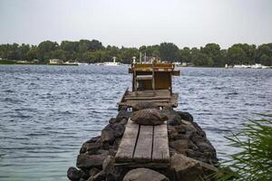 Jahrgang Fischer Platz beim das Fluss. foto