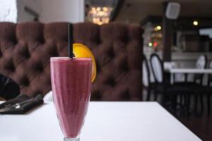 das Glas von Beere Smoothie auf ein Weiß Tabelle beim das Restaurant. foto