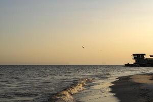 Sonnenuntergang Strand. schön Sonnenuntergang auf das verlassen Strand. foto