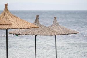 Sonnenliegen, Regenschirme und Hängematten im ein Strand foto