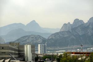 ein Stadt Santa Katarina Monterrey Mexiko mit Berge im das Hintergrund foto