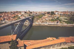 Aussicht von das historisch Stadt von Porto, Portugal mit das dom luiz Brücke. foto