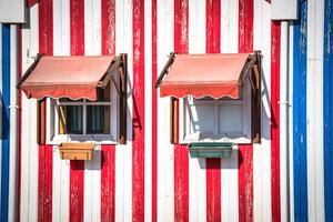 bunt gestreift Fischer Häuser im Blau und Rot, Costa Nova, aveiro, Portugal foto