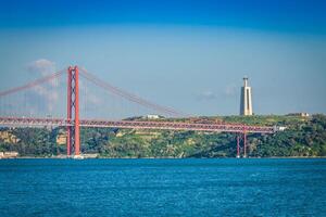 das 25 de Abril Brücke ist ein Brücke verbinden das Stadt von Lissabon zu das Gemeinde von Almada auf das links Bank von das tejo Fluss, Lissabon foto