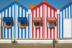 bunt gestreift Fischer Häuser im Blau und Rot, Costa Nova, aveiro, Portugal foto