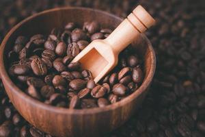 Kaffeebohne mittel geröstet in Holzschale mit Blatt am frischen Morgen. Tasse. foto