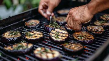 ai generiert Grillen Party mit Hände Platzierung geschnitten Aubergine auf das Grill foto