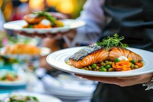 ai generiert Bedienung Tragen Platten mit Fisch Gericht auf etwas festlich Fall, Party oder Hochzeit Rezeption Restaurant. foto