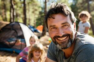 ai generiert lächelnd Mann mit seine Familie im Campingplatz foto