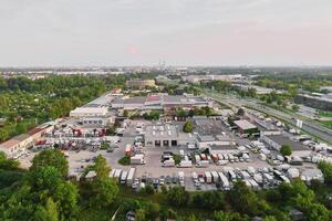 Warenhaus mit geparkt LKW im Stadt, Antenne Sicht. Logistik Center. foto