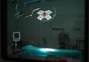 ein Umgebung im Betriebs Zimmer oder chirurgisch Zimmer im Krankenhaus. das Betriebs Zimmer, oder oder, ist ein groß, steril Zimmer wo Chirurgen arbeiten auf Patienten. foto