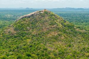 Aussicht von Pidurangala Felsen das heilig Hügel Das geben das Beste Aussicht von Sigiriya Felsen einer von UNESCO Welt Erbe Seite? ˅ im sri lanka. foto