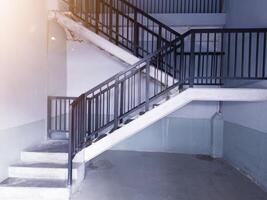 Innere von das Treppe führen zu das oben Fußboden im ein industriell Büro Gebäude. foto