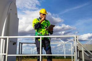 Ingenieure sind diskutieren Instandhaltung von Wind Turbinen. sauber Energie. Alternative Energie Konzept foto