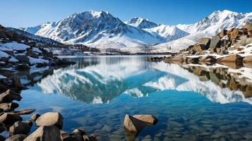 ai generiert schön See mit Schnee gekappt Berge und Sonnenlicht foto