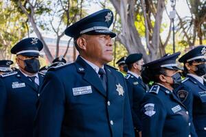 Puebla, Mexiko, 2024 - - Direktor von das Sekretär von Bürger Sicherheit mit das kommunale Polizei Logo Emblem im Uniform, pflegt Öffentlichkeit bestellen im das Straßen. foto