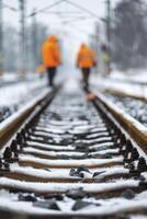 ai generiert Winter Eisenbahn Inspektion, konzentriert Aussicht auf Spuren mit verschwommen Hintergrund von Eisenbahn Arbeitskräfte im hoch Sichtweite Kleidung inspizieren das Seite? ˅ foto