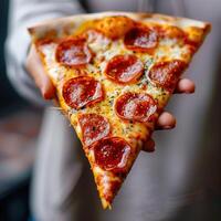 ai generiert Scheibe von Peperoni Pizza mit Salami wie Belag foto