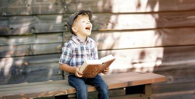 ai generiert süß wenig Junge lesen heilig Bibel Buch beim Landschaft foto