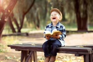 ai generiert süß wenig Junge lesen heilig Bibel Buch beim Landschaft foto