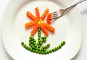 gesund Essen, Diät, Vegetarier Essen Konzept. Teller mit Karotte und Erbsen foto
