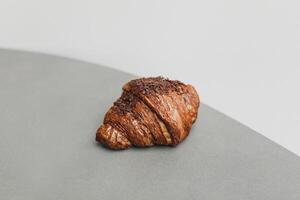 Croissant auf grau Hintergrund, oben Sicht. Bäckerei Konzept foto