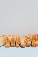 Scheiben von Brot auf ein Licht Blau Hintergrund. Platz zum Text. foto