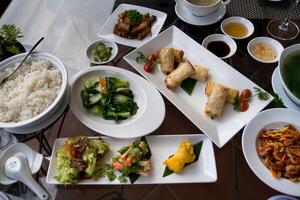 traditionell thailändisch Essen einstellen auf Tabelle beim Restaurant im Bangkok, Thailand foto
