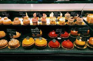 Cupcakes beim ein Bäckerei im Paris, Frankreich. Französisch Küche. foto