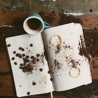 Kaffee Tasse und Kaffee Bohnen auf alt Buch, oben Aussicht foto