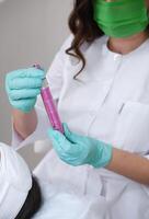 Kosmetikerin mit ein Rosa Mikronadeln Dermapen foto