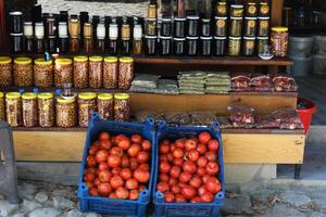 Bauernhof frisch Tomaten und konserviert Lebensmittel beim Markt foto