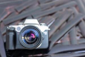 Nahansicht Fokus oben Aussicht Glas Linse von ein alt schwarz dslr Kamera. foto