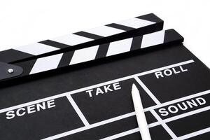 clapperboard oder film schieferschwarze farbe und markierungsstift auf weißem hintergrund. Kinoindustrie, Videoproduktion und Filmkonzept. foto