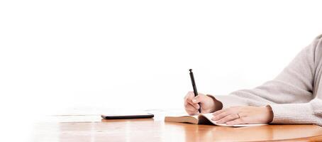 weiblich Handschrift Schule Prüfung Antworten im ein Buch mit schwarz Stift auf Weiß Hintergrund foto