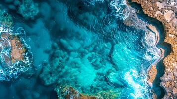 ai generiert Antenne Aussicht von Türkis Meer Wellen abstürzen auf felsig Ufer foto