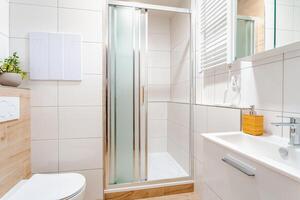 modern sauber Badezimmer Innere mit Dusche foto