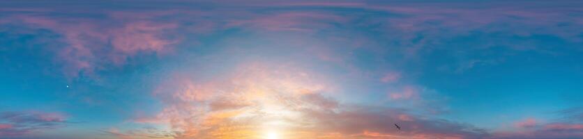 Himmel Panorama auf Sonnenuntergang mit Stratocumulus Wolken im nahtlos kugelförmig gleichwinklig Format wie voll Zenit zum verwenden im 3d Grafik, Spiel und im Antenne Drohne 360 Grad Panoramen zum Himmel Ersatz foto