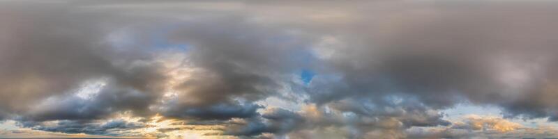 nahtlos Himmel Panorama auf Sonnenuntergang mit multi geschichtet Wolken im kugelförmig gleichwinklig Format mit Komplett Zenit zum verwenden im 3d Grafik, Spiel und zum Antenne Drohne 360 Grad Panoramen wie ein Himmel Kuppel. foto