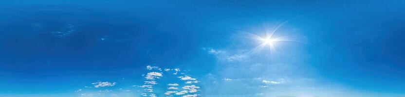 blauer Himmel mit leichten Wolken nahtloses Panorama im sphärischen äquirektangulären Format mit komplettem Zenit für den Einsatz in 3D-Grafiken, Spielen und für Composites in Luftdrohne 360-Grad-Panoramen als Himmelskuppel foto