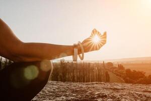 Fitness Frau. glücklich mittleren Alters Fitness Frau tun Dehnen und Pilates auf ein Felsen in der Nähe von Wald beim Sonnenuntergang. weiblich Fitness Yoga Routine. gesund Lebensstil mit Fokus auf Wohlbefinden und Entspannung. foto