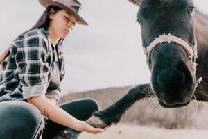 jung glücklich Frau mit ihr Pony Pferd im Abend Sonnenuntergang Licht. draussen Fotografie mit Mode Modell- Mädchen. Lebensstil Stimmung. oncept von draussen Reiten, Sport und Erholung. foto