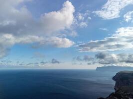 Antenne Sicht. das Drohne fliegt Über nebelig und flauschige Wolken. Blau Himmel Sonne und Meer Nebel. abstrakt Antenne Natur Sommer- Ozean Sonnenuntergang Meer und Himmel Hintergrund. Horizont. Urlaub, Reise und Urlaub Konzept foto