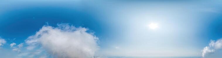 nahtlos Panorama von Himmel mit Licht Wolken im kugelförmig gleichwinklig Format mit Komplett Zenit zum verwenden im 3d Grafik, Spiel und zum Verbundstoffe im Antenne Drohne 360 Grad Panoramen wie ein Himmel Kuppel. foto