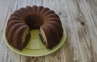 geschnittener Kuchen auf Holztisch foto