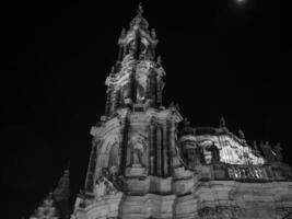 das Stadt von Dresden beim Nacht foto